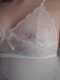Pizzo bianco e piercing in vista